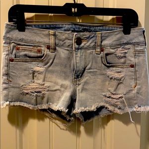 aE shirt distressed light denim shorts size 4